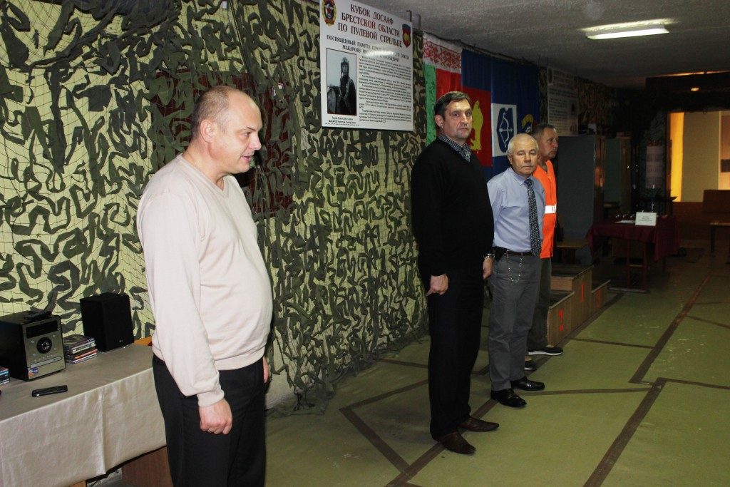 В последние выходные дни октября, в тире Брестской объединенной организационной структуры ДОСААФ, состоялись ежегодные соревнования по пулевой стрельбе памяти Героя Советского Союза Н.Г. Макарова. В соревновании приняли участие команды первичных структур ДОСААФ Брестской области. Шестнадцать команд были разбиты на два сектора и соревнования проходили два дня. Спортсмены соревновались в трех дисциплинах: ВП-1 стрельба, сидя с упора, ВП-2 стрельба, стоя и ВП-3 стрельба с колена. В каждой команде выступали два юноши и девушка.
К данному мероприятию спортсмены готовятся очень тщательно. Хочется отметить, что уровень подготовки ребят растет из года в год. Не стал исключением и этот 2019 год. Команды отличались высокой теоретической подготовкой и практическим выполнением стрелковых задач. Каждый спортсмен понимал, что выходя на огневой рубеж, он защищает честь своего района и свою честь. В первых выстрелов стало понятно, что борьба будет серьезной.
По итогам двух дней физического и психологического напряжения места распределились следующим образом:
3 место заняли спортсмены команды гостиницы «Юность»;
2 место завоевали воспитанники города Барановичи;
1 место по праву досталось команде Брестской ООС ДОСААФ – тренер команды – Дикая Галина Владимировна.
В личном зачете победителями стали:
ВП-1 3 место 173 балла – Ханцевич Анна – Барановичская ООС;
2 место 179 баллов – Топильская Вераника – Лунинецкая ГОС;
1 место 183 балла – Веремеюк Даша – Брестская ООС ДОСААФ.
ВП-2 3 место 153 балла – Игнатчик Алексей – Дрогичинская РОС;
2 место 155 баллов – Малов Антон – гостиница «Юность»;
1 место 163 балла – Антоненков Арсений – Брестская ООС.
ВП-3 3 место 145 баллов – Луцик Артем – Кобринско-Малоритская МРОС;
2 место 149 баллов – Таруц Вадим – Брестская ООС;
1 место160 баллов – Кульчик Павел – Барановичская ООС.
В ходе соревнования ребятами было выполнено 16 спортивных разрядов. Поздравляем всех победителей с высокими результатами.
Инструктор по ОМР Брестской ООС ДОСААФ Александр Аверин.